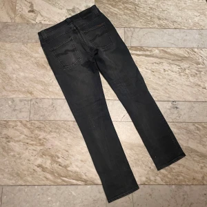 Nudie Grim Tim  - Sköna Nudie jeans i st 30/32! Populära modellen Grim Tim som är slim fit! Hör av dig vid ytterligare frågor! Mvh Henry 