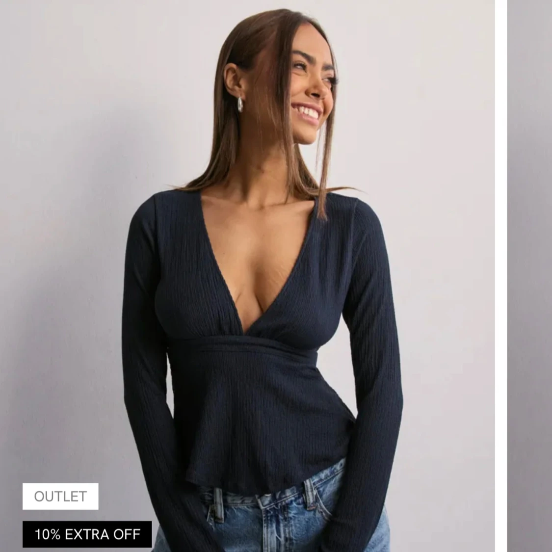 Mörkblå ribbad topp med v-ringning och knyt i ryggen