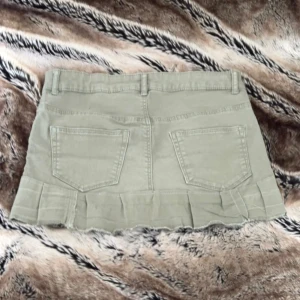 kjol - midja: 70 längd: 26 🤍lågmidjad jeanskjol 🤍 modellen är 171cm & stl S/36/28 för referens 🤍 