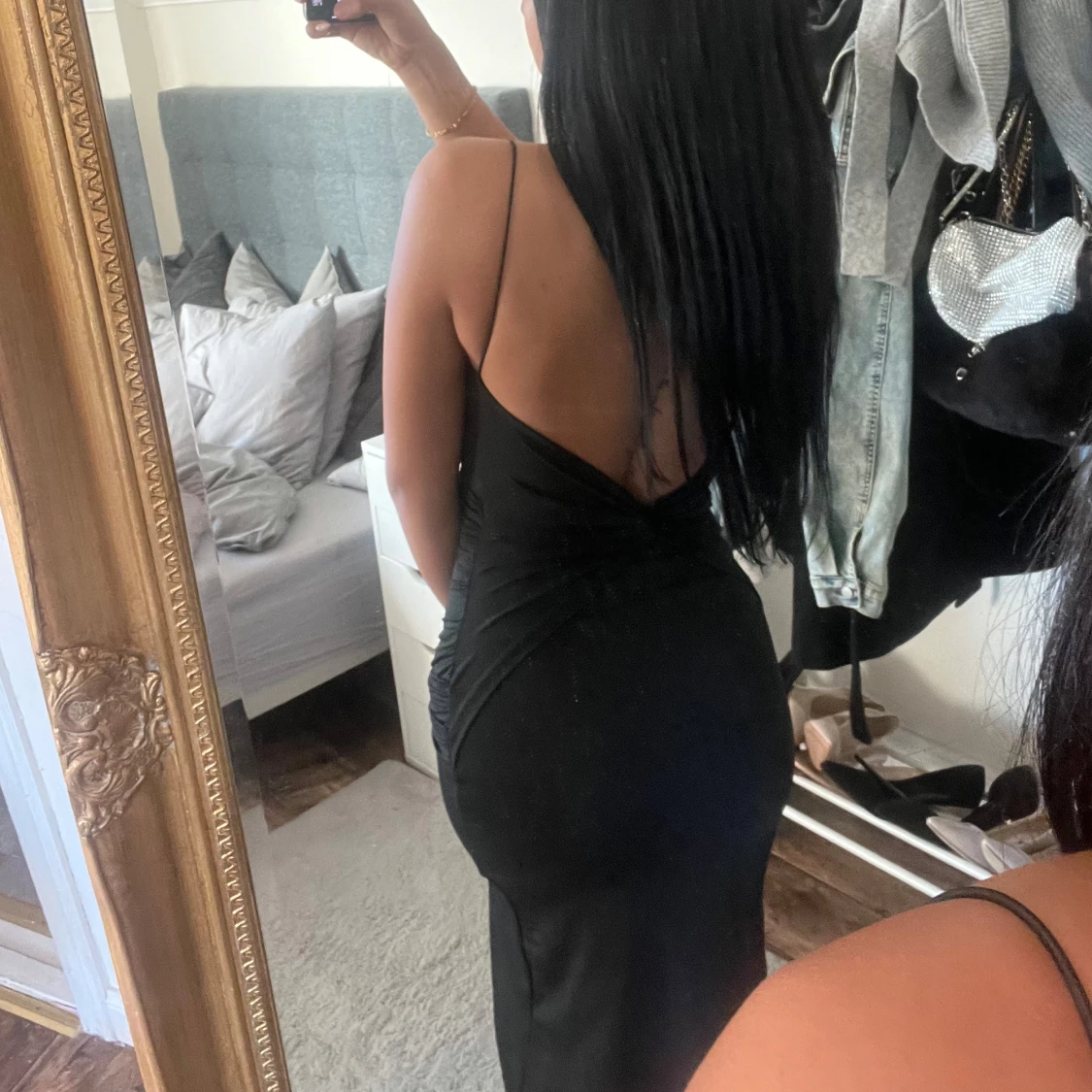 Svart långklänning med smala axelband - 1