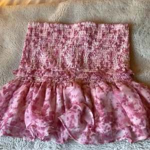 Rosa blommig volangkjol - Fin kjol i storlek s från Gina, Inga defekter, midjan är ganska hög🩷🩷