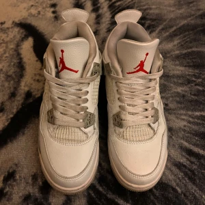 Jordan 4 Oreo - Säljer dessa Jordan 4 som ej har använts i över ett år! Original förpackningen finns kvar 💕
