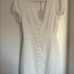 Vit kortklänning - Helt ny med prislapp kvar från Nelly 