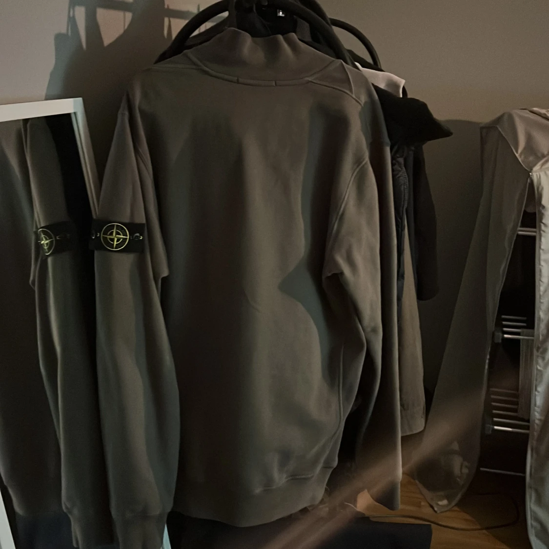 Grå halvzip tröja från Stone Island - 1