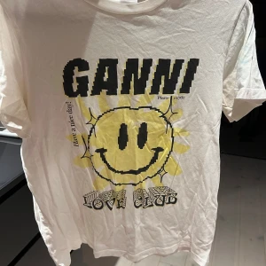Ganni T-shirt  - En gul härlig oversized T-shirt från Ganni i storlek xs💛nypris 1295kr