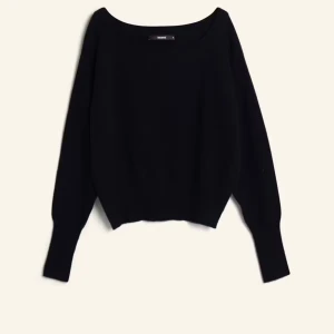 Svart stickad tröja med one shoulder från BIKBOK - En svart stickad tröja från NA-KD med bred, rund ringning och långa ärmar. Tröjan har ribbade muddar vid ärmslut och midja, vilket ger en snygg passform. Perfekt att styla till både jeans och kjol.