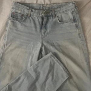 Ljusblå jeans från g perfect jeans - Säljer ett par ljusblå jeans från g perfect jeans i klassisk femficksmodell. Jeansen har normal passform och raka ben.