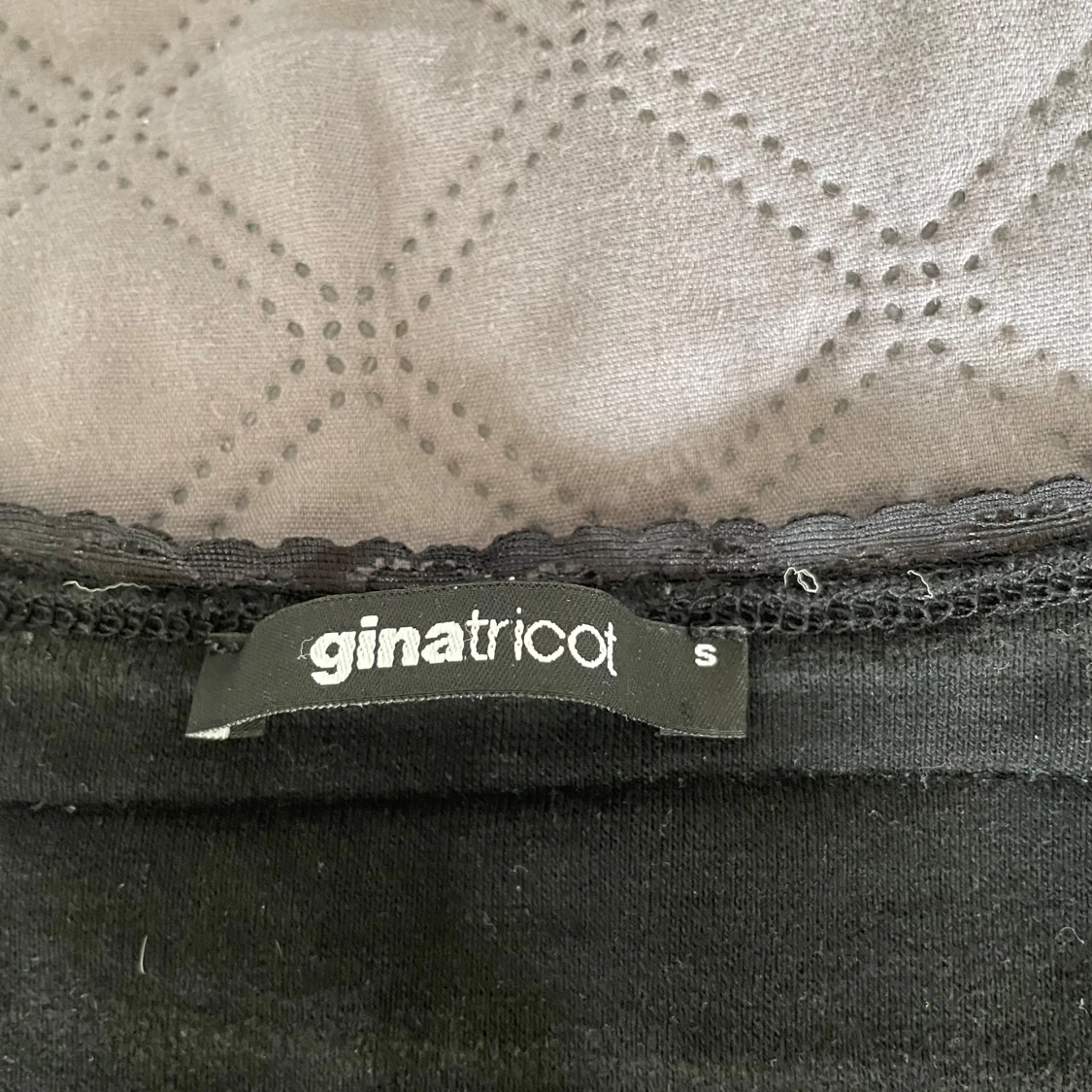Svart långärmad topp med spets från Gina Tricot - 1
