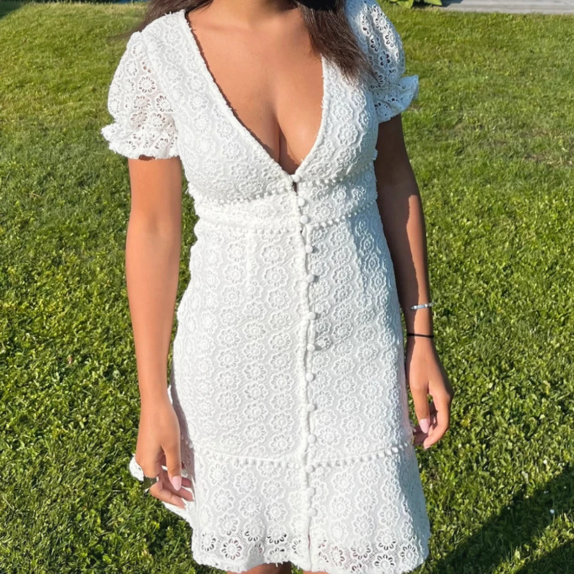 Vit spetsklänning med puffärm och knappar