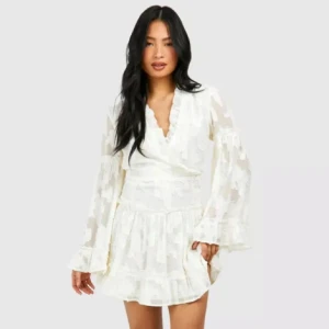 Boohoo studentklänning - Säljer denna klänning då den inte passar mig, storlek 36, endast testad och prislapp kvar. Köpt från Boohoo.