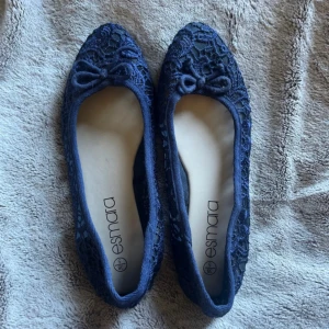 Mörkblå spetsballerinaskor från Esmara - Säljer ett par mörkblå ballerinaskor från Esmara med spetsdetaljer och en liten rosett framtill. Skorna har rund tå och är perfekta nu för sommaren 