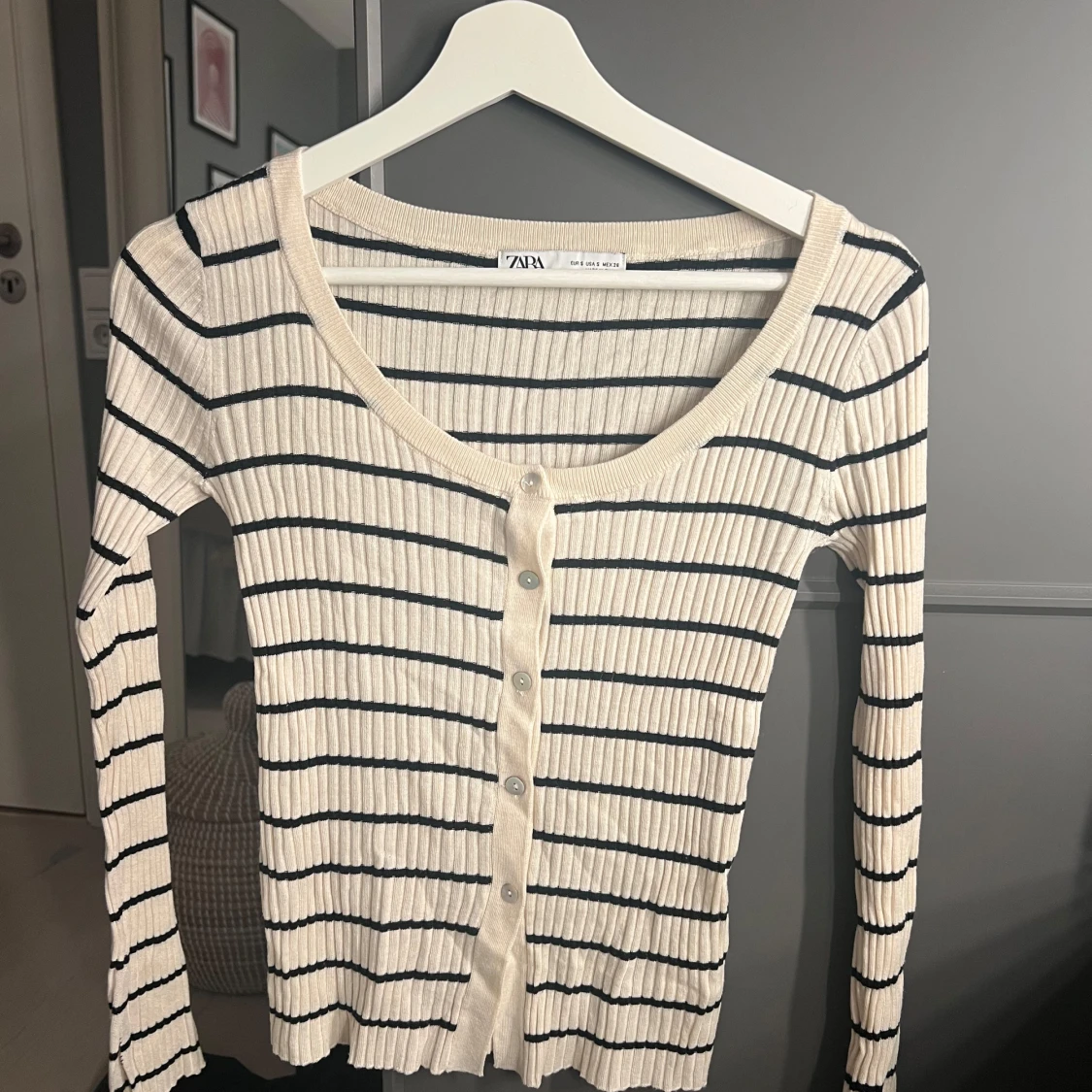 Randig ribbad kofta från Zara