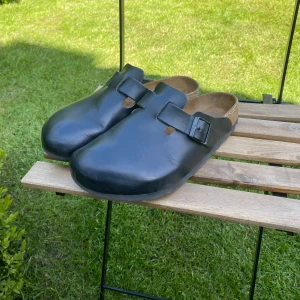 Birkenstock Boston - Säljer mina svarta birkenstock Boston. Perfekta nu inför sommaren. Storlek 42 men passar även mig som i vanligtvis har 43. Hör av dig vid minsta fundering! Mvh Felix