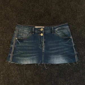 Lågmidjad jeanskjol🤍 - As snygg jeanskjol från Cecil, köpt förra sommaren men aldrig blivit använd 🤍 Strl S men passar även XS. Skriv för bättre bilder!
