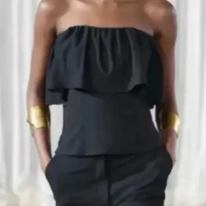 Svart offshoulder topp från Zara - Aldrig använt och är i mycket bra skick💕 finns i vit också i storlek M