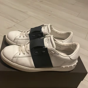 Valentino open navy  - Säljer dessa Valentino open i navy blue storlek 43 sjukt bra skick och perfekta nu inför sommaren box tillkommer vid köp                                     Nypris 7200kr mitt pris 2549kr