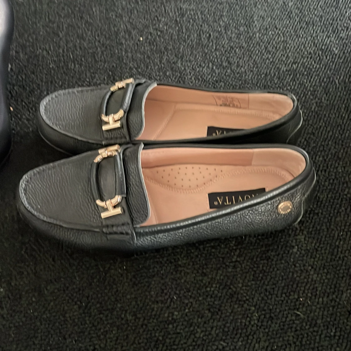 Svarta loafers från Novita med gulddetaljer - 1