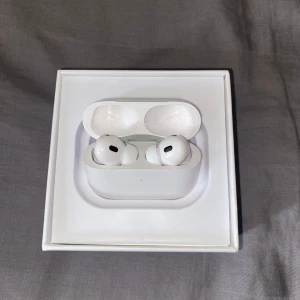 Air-Pro Gen 2 - Nyskick och fina. Använda väldigt fåtal gånger, och inga repor eller skador. Magsafe, USB-C och alla tillbehör du ser följer med! Hör av er vid funderingar:)