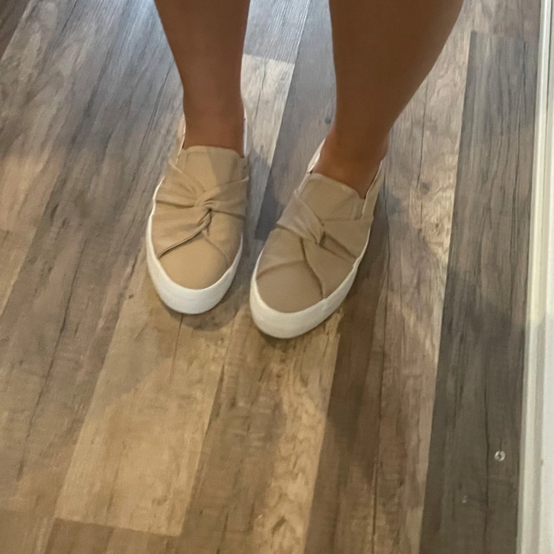 Beige slip-on sneakers med knutdetalj - 3