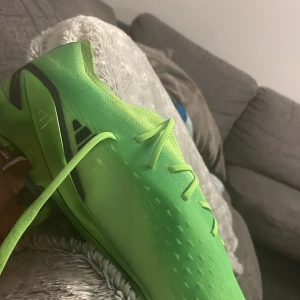 Gröna fotbollsskor med snörning - Kör på byte eller pengar. Öppen till lägre pris