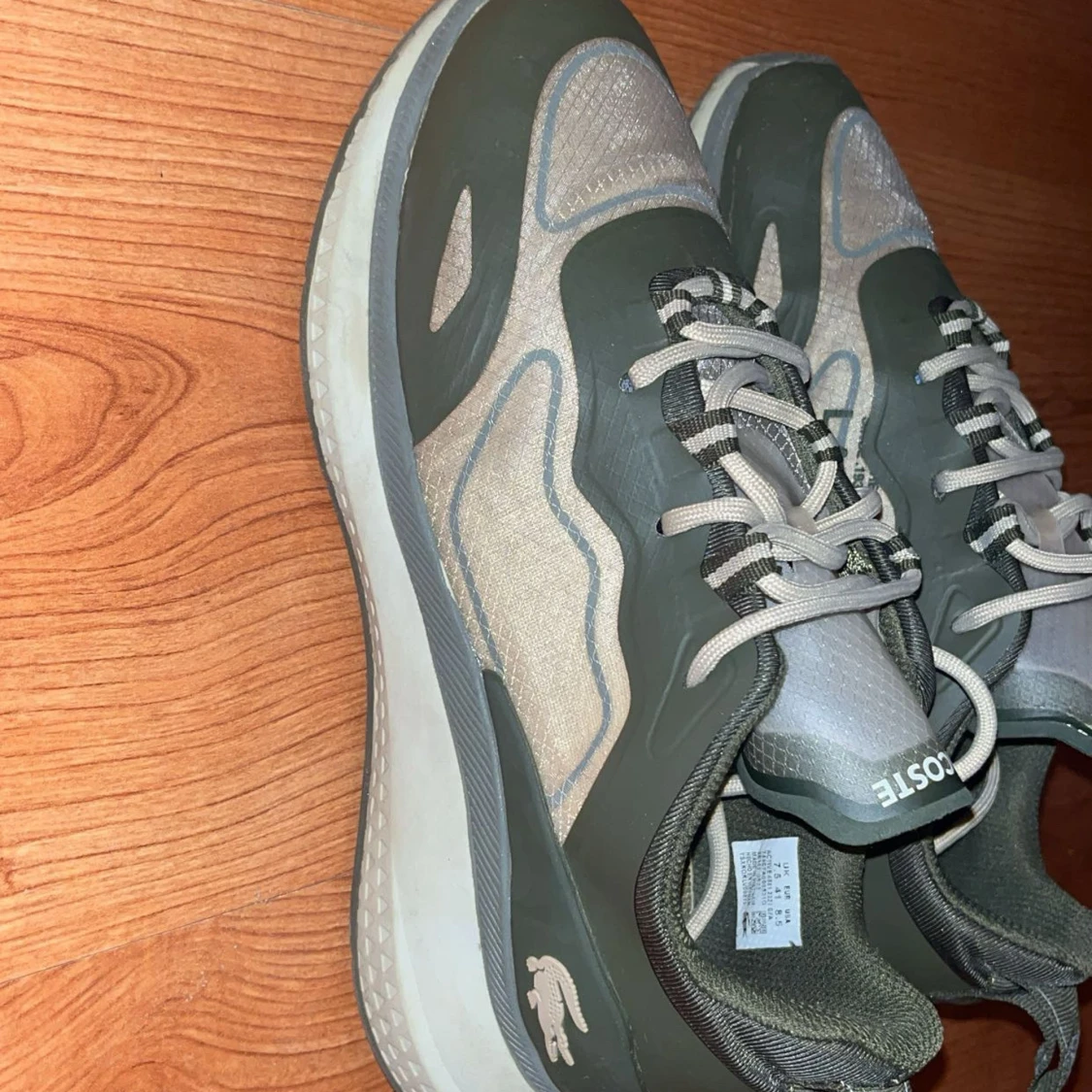 Gröna och beige sneakers från Lacoste - 2