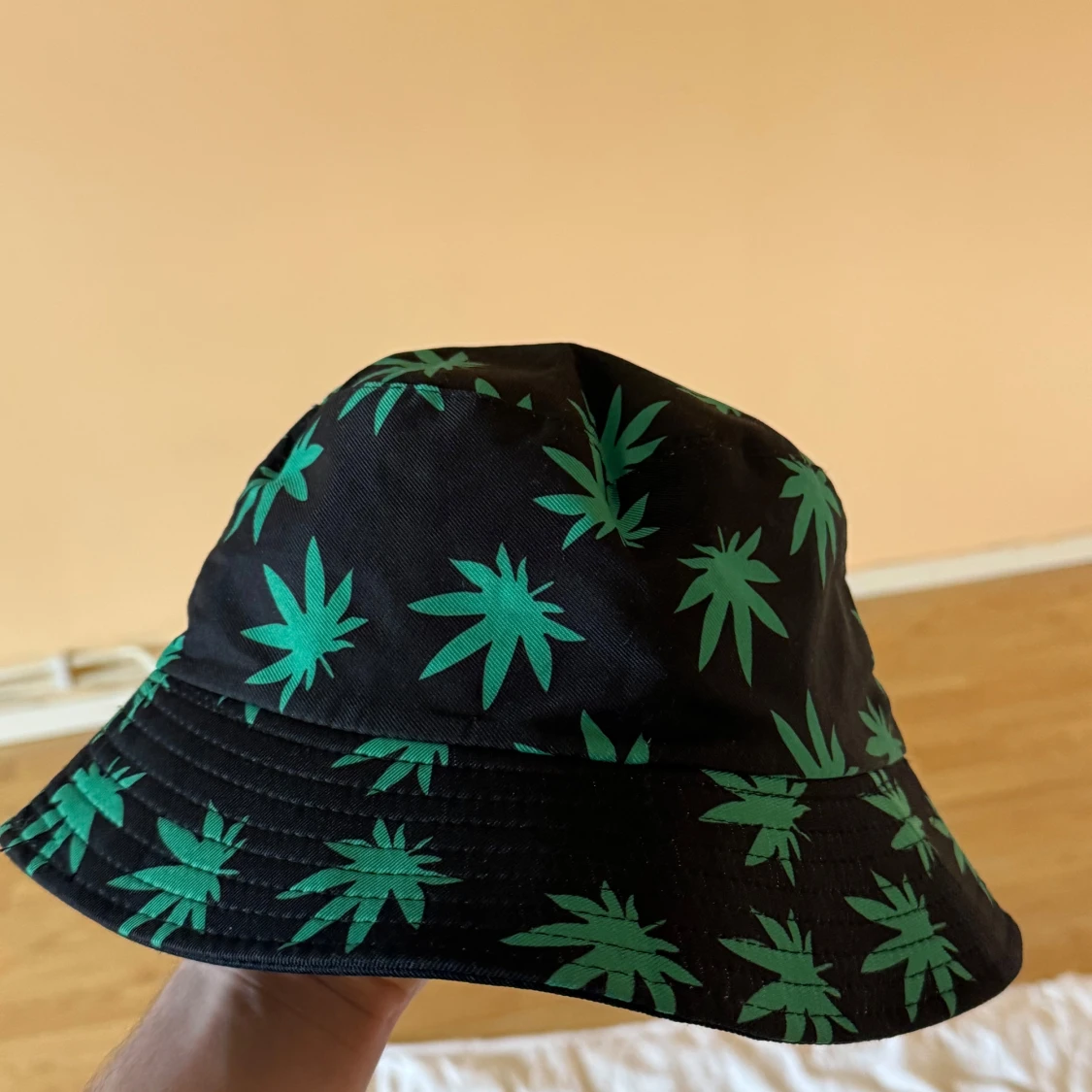 Svart bucket hat med grönt bladmönster - 2