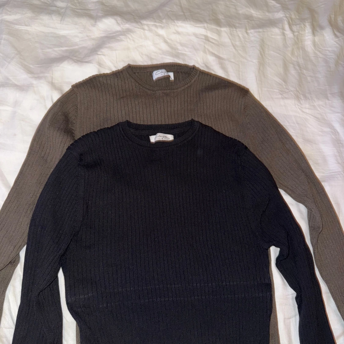 Två ribbade tröjor från Clayton