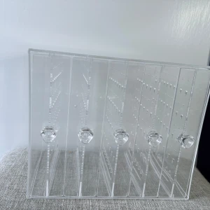 Transparent örhänges förvaring  - Den är lite sönder(på 3:de bilden)