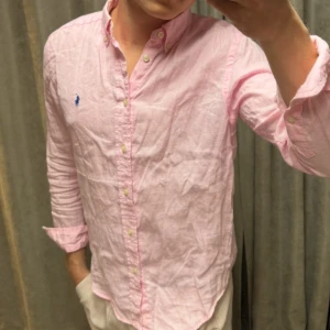 Ljusrosa linneskjorta från Ralph Lauren - En rosa Ralph Lauren linneskjorta i Strl XS/S, skjortan håller ett bra skick och killen på bilden är 173 cm lång🙌🏽