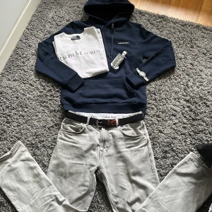 Peak Performance hoodie  - Tjena! Jag säljer min helt oanvända peak performance hoodie! Den är riktigt snygg och stilren. Passar till allt. Det står att det är storlek M men skulle inte säga att det stämmer. Den är mer som en S. Säljer då den är för liten. Bara att skriva vid funderingar eller intresse:)