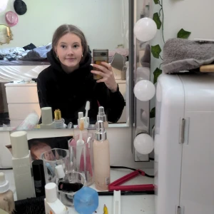 Svart hoodie - En klassisk svart hoodie med huva och långa ärmar. Perfekt för en avslappnad och bekväm stil. Passar till det mesta och är enkel att matcha med andra plagg.