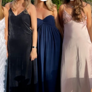 Mörkblå balklänning - Säljer denna så fina balklänning från Nelly, bandeu så inga band ingår 💙 endast använd en gång, passar mig som har S i vanliga fall