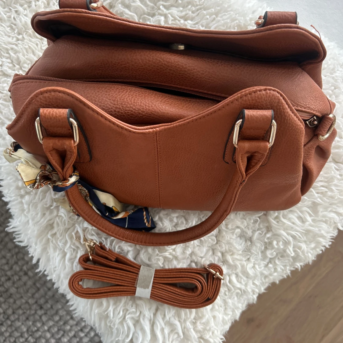 Brun handväska med scarfdetalj - 1