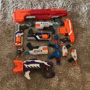 Nerf/X-shot Leksaks pistoler - Nerf och x-shot pistoler perfekt för energirika barn som gillar och springa runt och leka! Dom flesta ser helt nya ut vissa ser använda ut men dom fungerar exakt som dom ska! För mer frågor/bilder skriv till mig!👍🏼*SKOTT INGÅR*