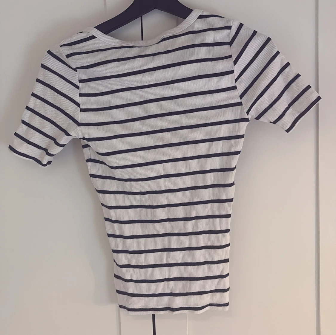 Vit och marinblå randig ribbad topp från Amisu - 1