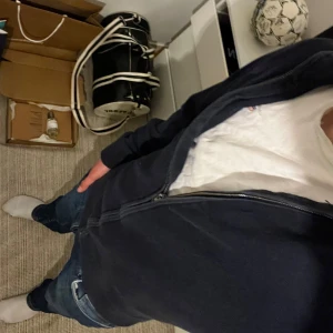  Tommy Hilfiger full zip - Säljer en mörkblå ziptröja från Tommy Hilfiger i premium bomull. Tröjan har hel dragkedja, ståkrage och diskret logga på bröstet. Ribbstickade muddar vid ärmslut och nederkant. Perfekt för en stilren och avslappnad look. Köpt ny för runt 1100kr, säljer den nu för 499. Hör av er vid frågor eller funderingar, priset går att diskuteras och är även intresserad av byten