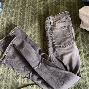 Bootcut jeans - Använda bootcut jeans från Gina. Dom är lågmidjad i storlek 164
