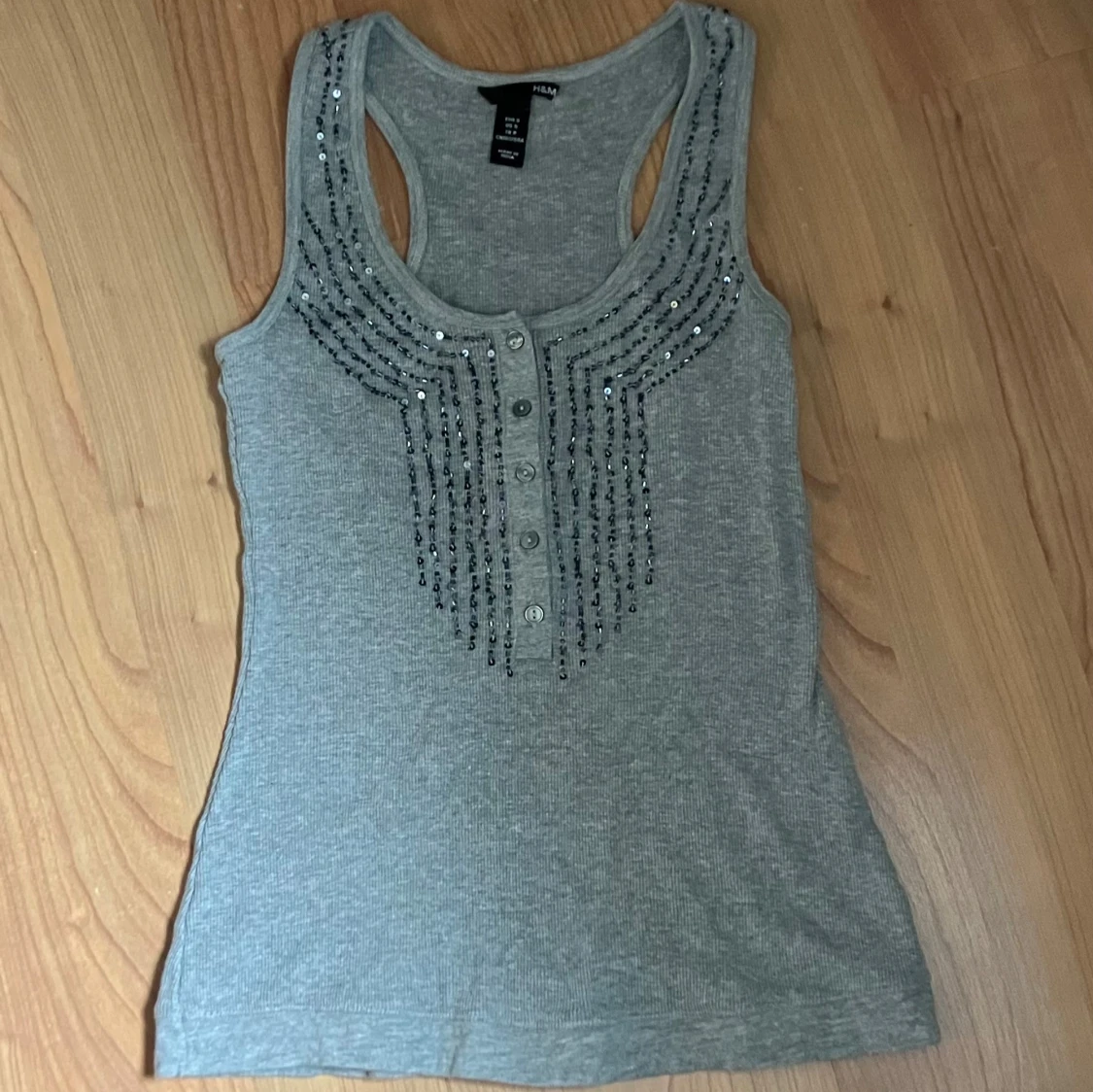 grått linne med pärlor