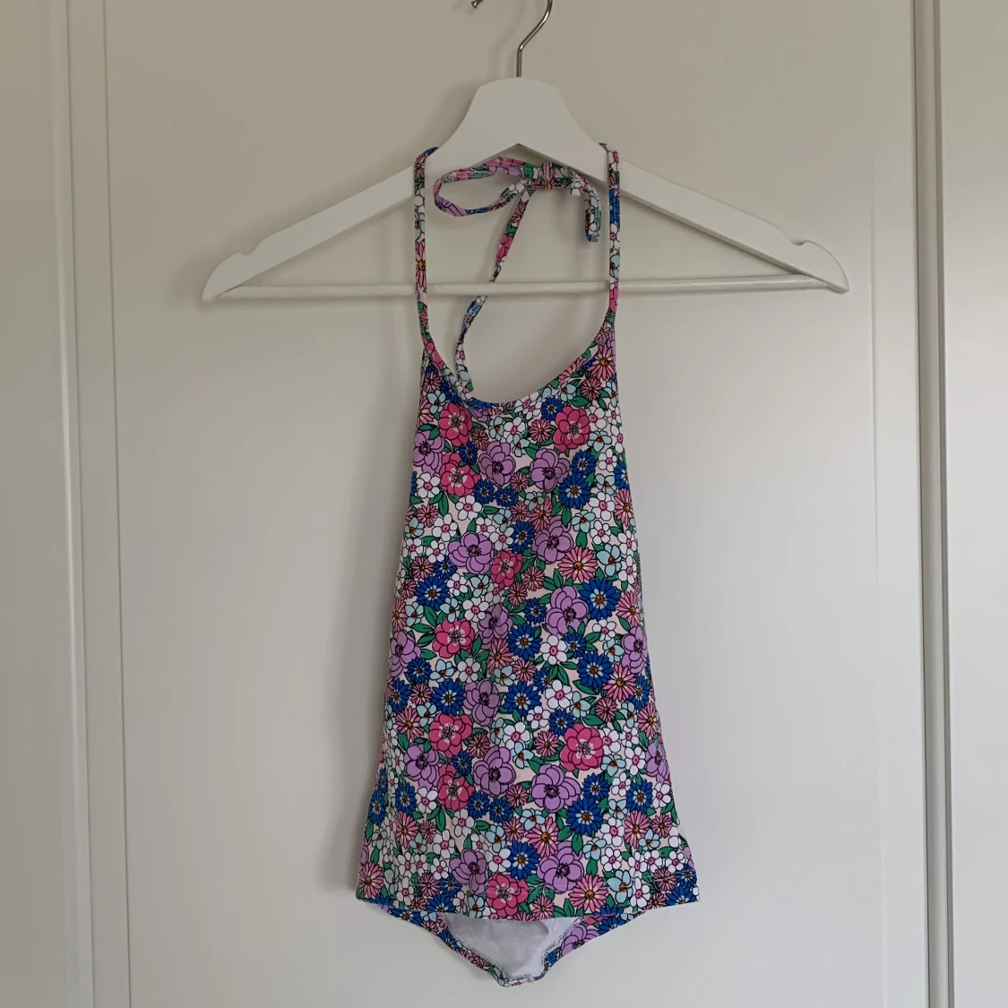 Blommig topp med knyt i nacken