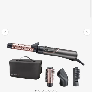 Remington stylingverktyg med tillbehör - Multistyler från Remington i svart och roséguld med flera utbytbara tillbehör: rundborste, fönmunstycke och kam. Kommer med en svart förvaringsväska. Perfekt för att skapa olika hårstilar.