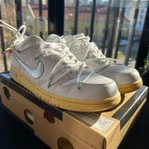 Nike Off-white dunks - Nike Off-White Dunks Stl 44.5 Off-white taggen gick sönder, därav priset Använda ett par fåtal gånger   Skicka PM vid funderingar 😁