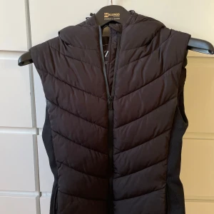 Svart väst från Zara - Säljer min svarta dunväst från Zara !!riktigt snygg modell som inte längre finns i butik! Den förtjänar att användas mer, för den är verkligen snygg. Den är i storlek S, den sitter perfekt i midjan!!💞 I superbra skick, jag säljer den för att den inte kommer till användning, har tyvärr växt ur den i längden men den sitter fortfarande otroligt bra!!! Perfekt nu till vår eller höst!💞