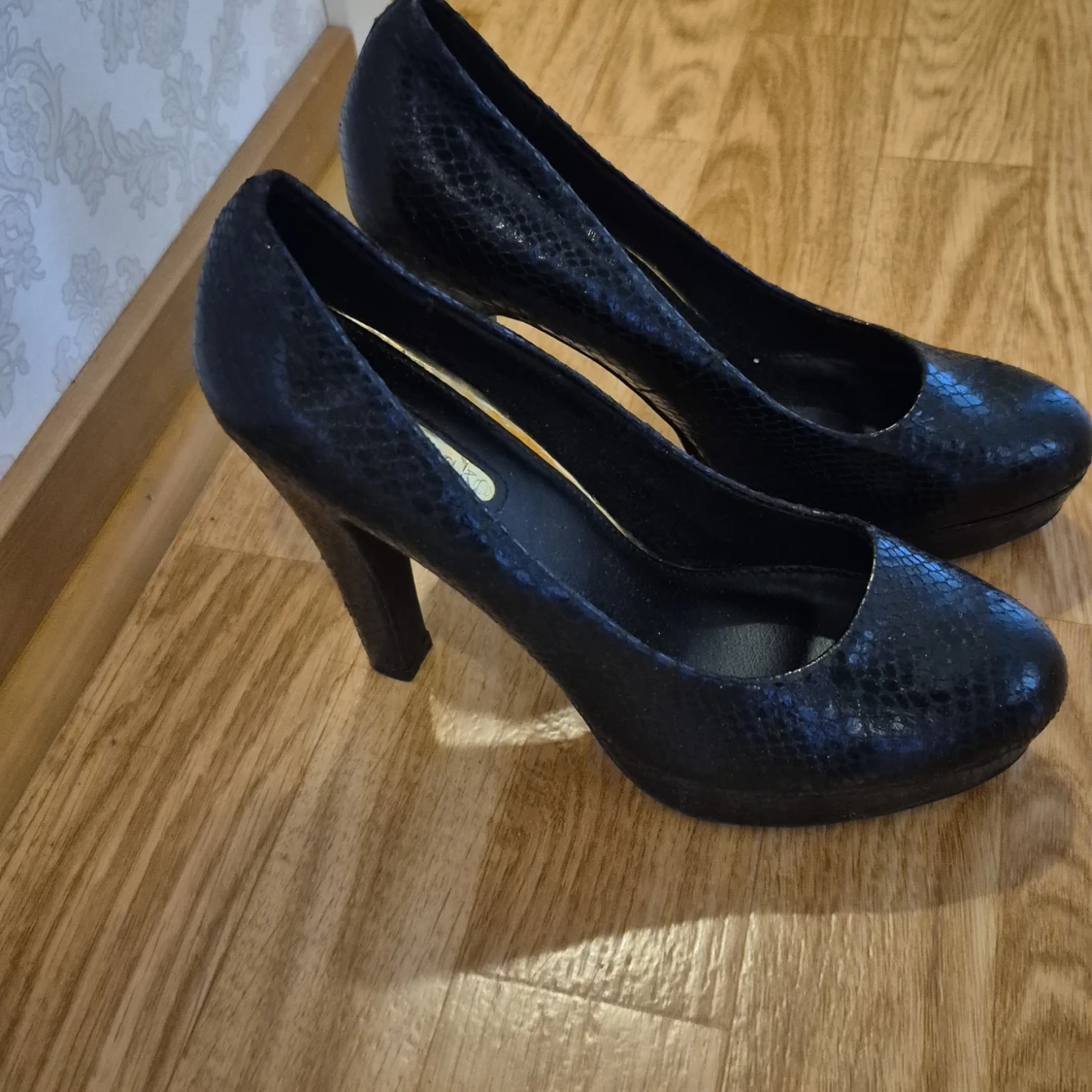 Svarta pumps med ormskinnsmönster - 3