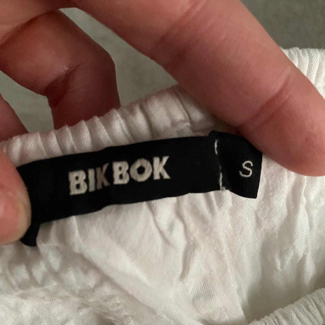 Vit offshoulder topp med volang från Bik Bok - 2