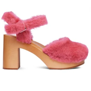 Swedish Hasbeens nya!! - Trendiga rosa sandaler med hög klack och rem över foten. Perfekt för att piffa upp vilken outfit som helst! Nypris 3600:- Helt nya! Kommer i original kartong. Så jättesnygga! Stl 38