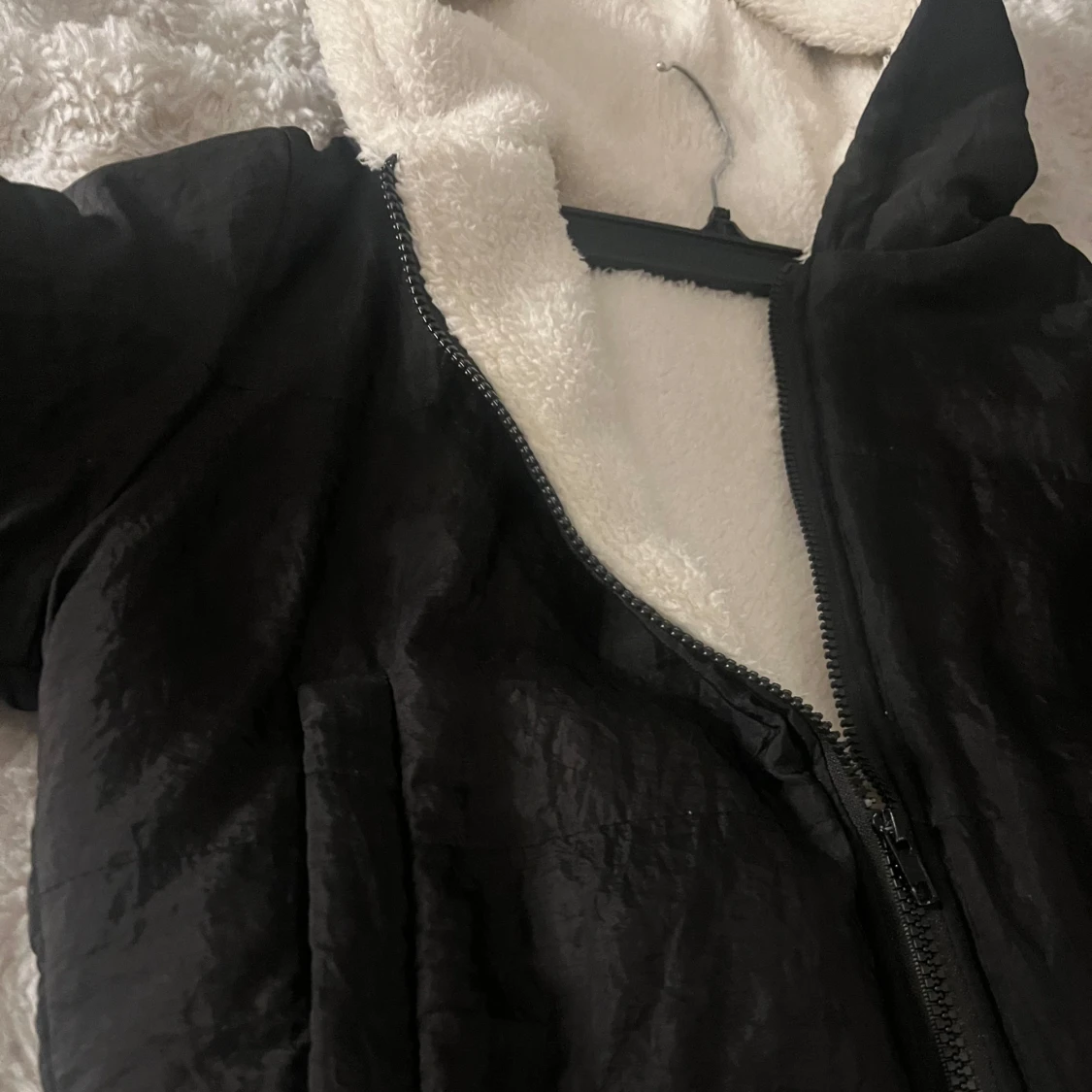 Svart pufferjacka med fuskpälsfoder - 2
