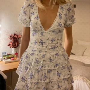 Blommig kort klänning Zara - Säljer nu min fina blommiga klänning från Zara, i storlek S, då den är lite för kort för mig💜(Lånade bilder)