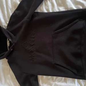 Svart hoodie - Svart hoodie nyskick i storlek s