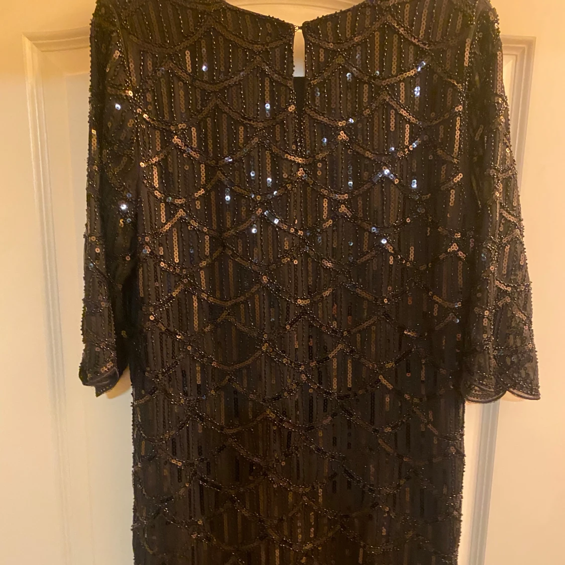 Svart paljettklänning med mönster - 2