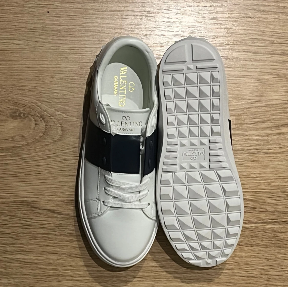 Valentino Garavani vita sneakers med mörkblått band - 2